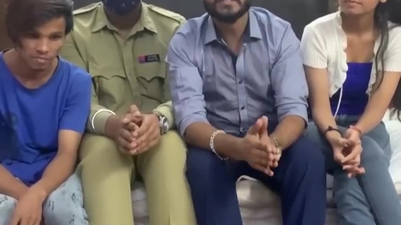 HOTEL#mai#pakde#gaye#Couples#Police#in#hotal
