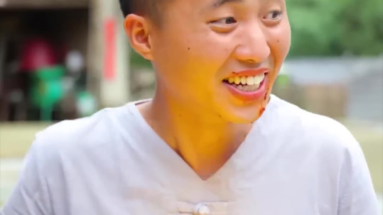 Spicy hot pot made by Songsong and Ermao Makes people want to eat