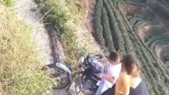 Las motocicletas más impresionantes en un camino muy peligroso