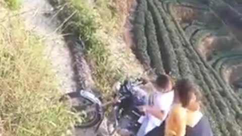 Las motocicletas más impresionantes en un camino muy peligroso