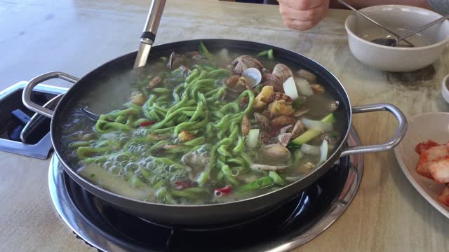 Boiling green noodle with clams