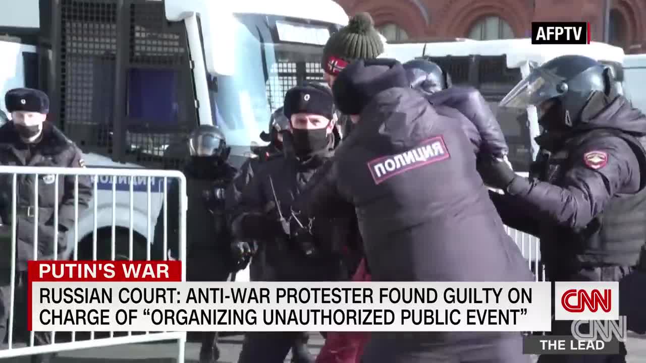 'Do not believe the propaganda'_ Russian TV protester is released from questioni