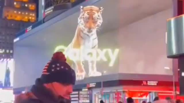 3D tiger scared the crowd in Times Square