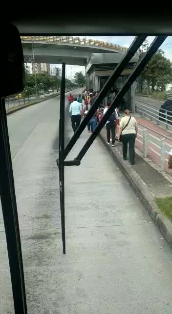 Vuelve y juega: Ciudadanos reportan fallas técnicas en Metrolínea 1