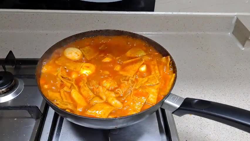 Cooking delicious Tteokbokki(korean food)