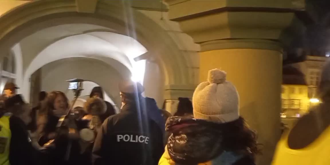 01. 02. 2022 PRAHA MALOSTRANSKÉ.NÁM- DEMONSTRACE PROTI SCHVÁLENÍ NOVÉ NOVELY PANDEMICKÉHO ZÁKONA