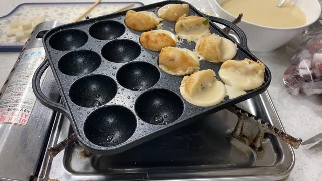 Video of making Japanese snack takoyaki