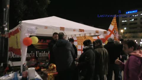 Cataluña| Un separatistas pierde los nervios y ataca con sus dientes una bandera de España