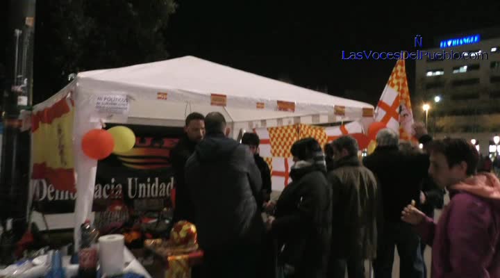 Cataluña| Un separatistas pierde los nervios y ataca con sus dientes una bandera de España