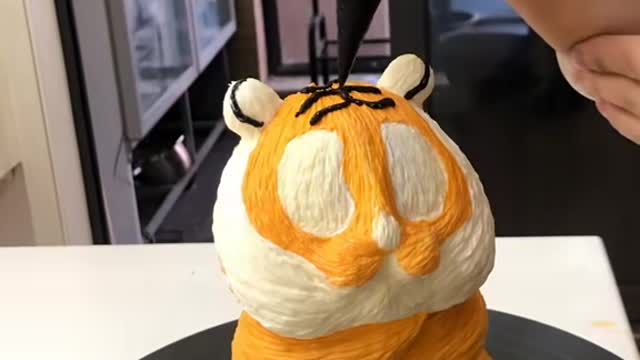 I haven't worked with cream for a long time. so i make a little tiger cake for you guys