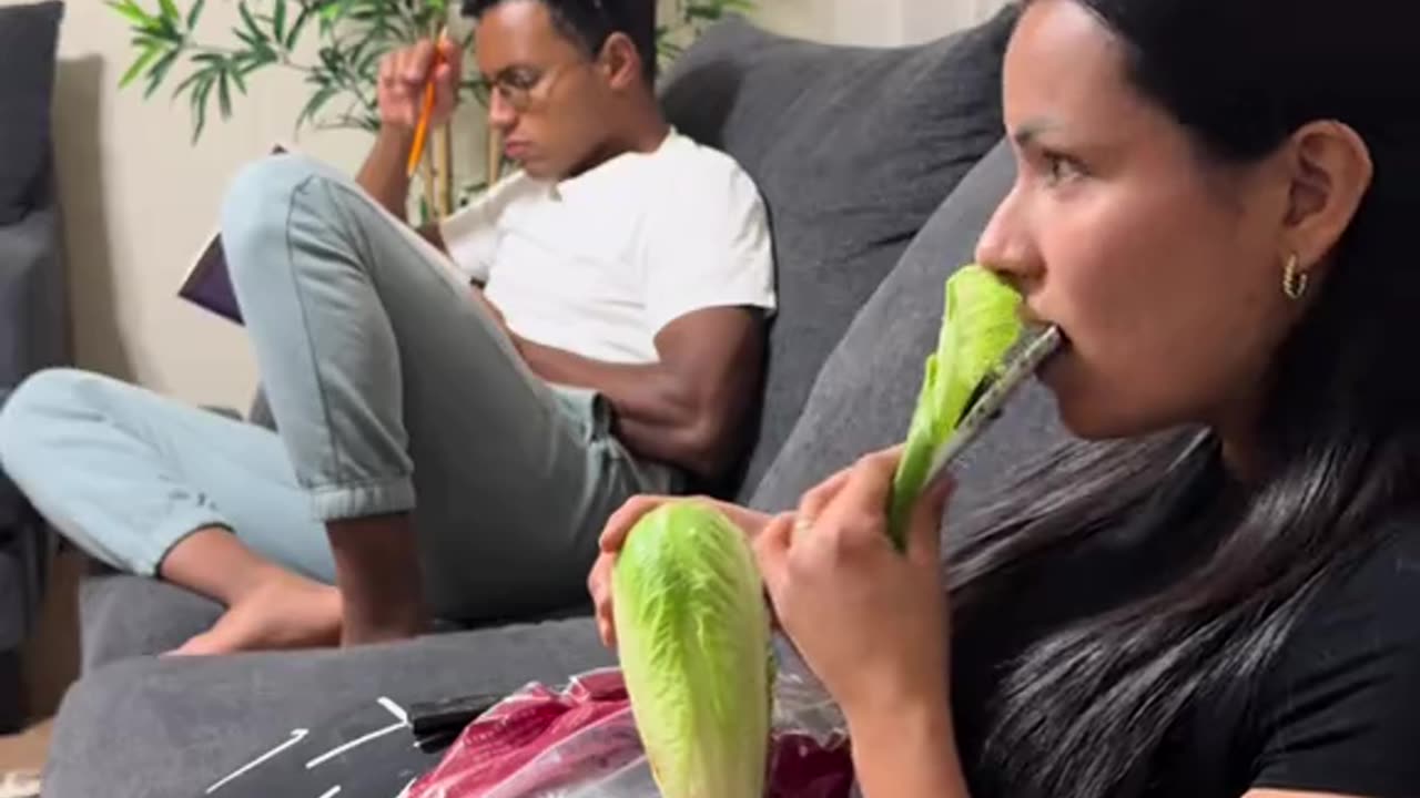 Escondo un Chocolate detras de mi lechuga para ver si mi Esposo se