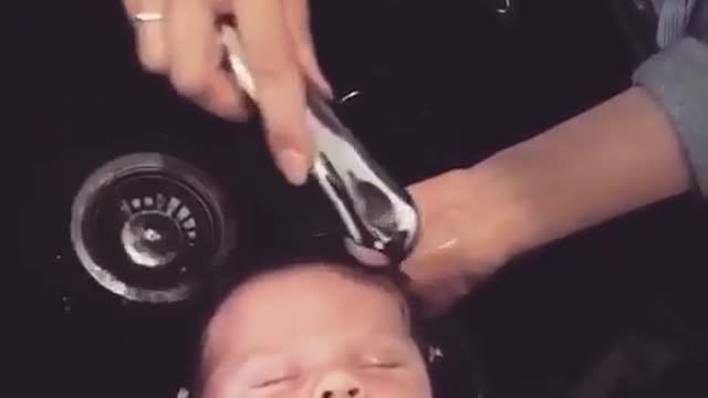 Wash the hair of cute little ones