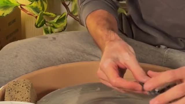 Making a rounded vaseplanter #pottery #satisfying #asmr.mp4