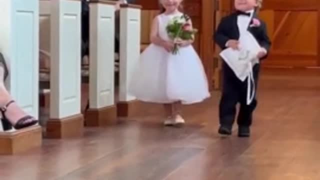 Ring bearer & flower girl adorably walk down the aisle👏🏽