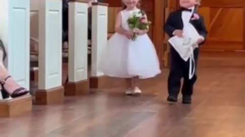 Ring bearer & flower girl adorably walk down the aisle👏🏽