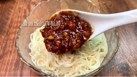 There are noodles in it. If you do this with me, three bowls are not enough