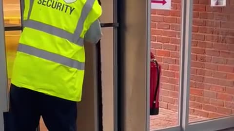 Kind people help squirrel struggling with glass doo🐿️