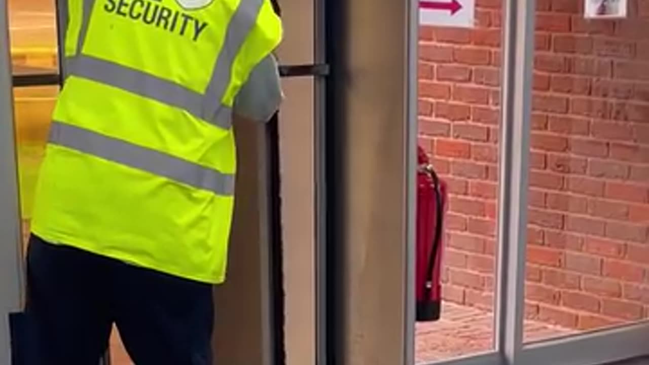 Kind people help squirrel struggling with glass doo🐿️