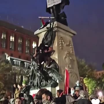 🚨 Pro-Palestine protesters are vandalizing the statues in Lafayette Park outside of the White House