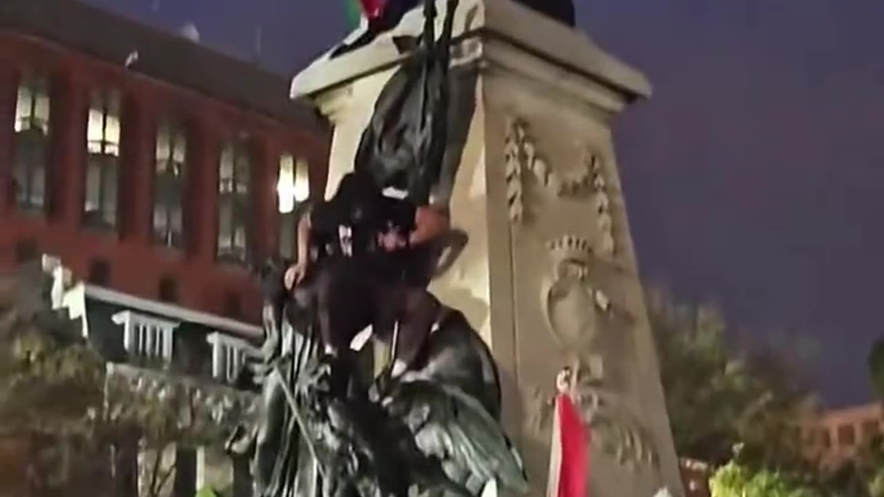 🚨 Pro-Palestine protesters are vandalizing the statues in Lafayette Park outside of the White House