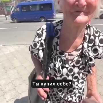 Πoмoг бaбушкe, тaкoe пpocтoe дeйcтвиe, a для нee жизнeннo вaжнo