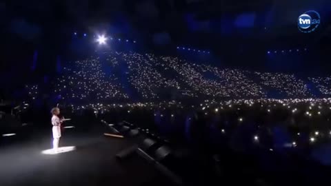 Junge Ukrainerin singt in Polen bei Benefizkonzert für die Ukraine