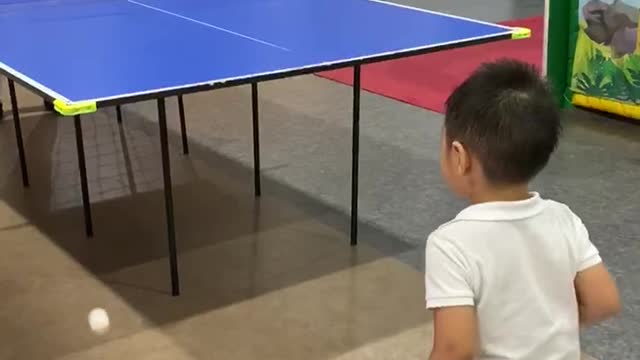 Kelvin play table tennis