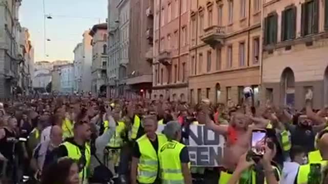 💉 COVID-19 TRIESTE ITALY PROTESTING AGAINST VACCINE PASSPORTS