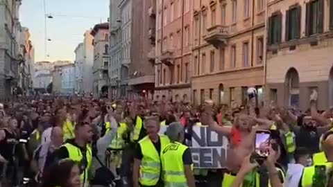 💉 COVID-19 TRIESTE ITALY PROTESTING AGAINST VACCINE PASSPORTS