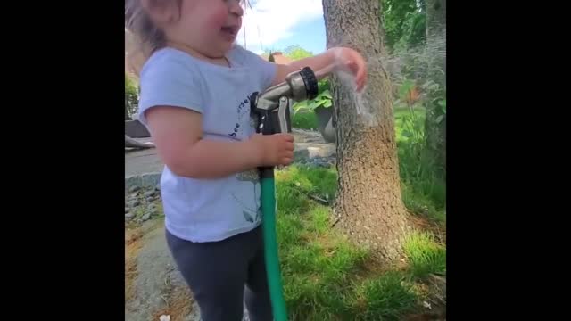 Toddler hilariously tries to catch water