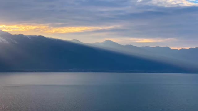 Enjoy the sunset in the lake
