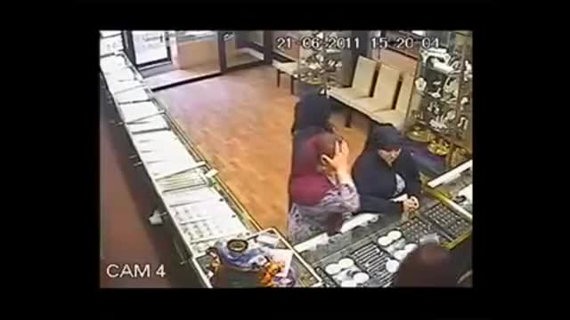 three women rob a jewelry store