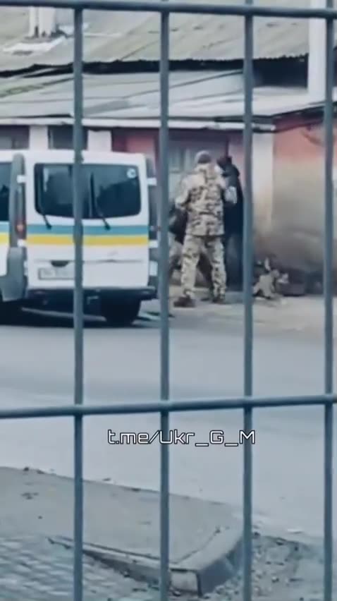 Очередной украинец «добровольно соглашается» проехать с ТЦКашниками в военкомат