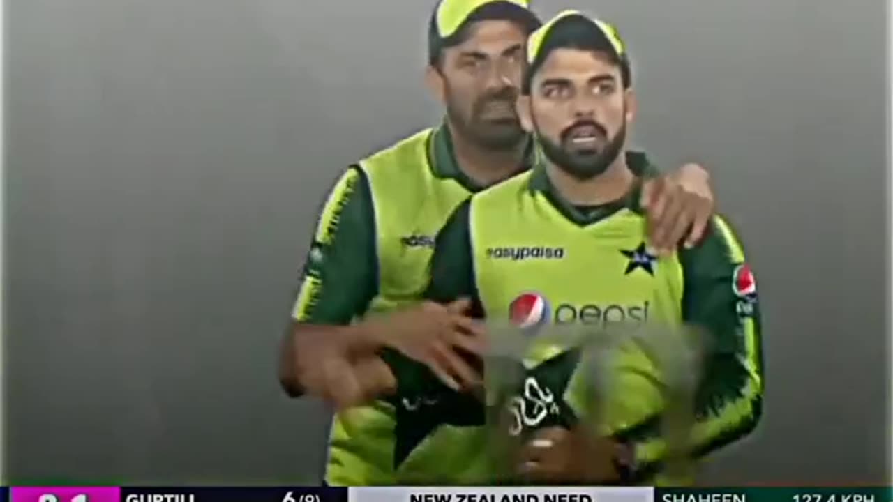 Shadab Khan Carry Great Catch Guptil #shortvideo #viralshort #trendingvideo #crciketlover