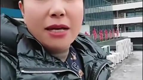 数十位农名工来找中建八局讨要工资，结果工资没要到，还被当地警方关在派出所，一整天都没吃上饭
