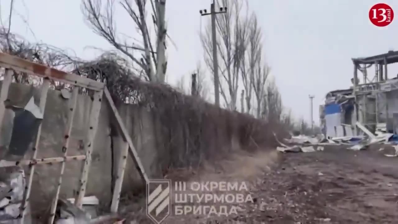 İmage of Russians fleeing under attack by two Ukrainian tanks - wounded left on the battlefield