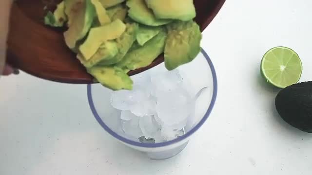 How to Make an Avocado Smoothie- ketogenic | Keto diet | The BEST KETO