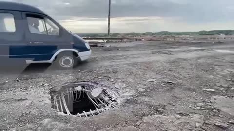 A lot of new holes appeared in the Antonovsky Bridge: Russian propagandists confirmed a new attack