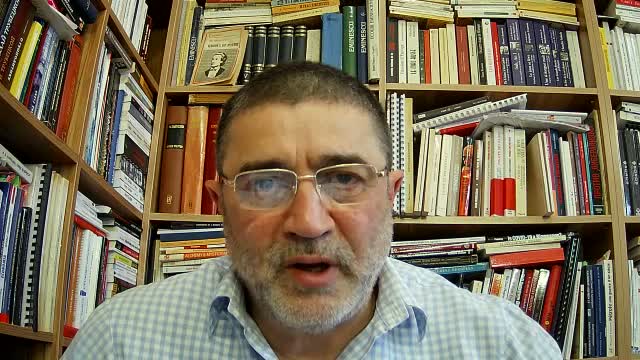 Cu cărțile pe masă pe timp de război și plandemie