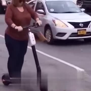 Aprendendo a usar o patinete elétrico