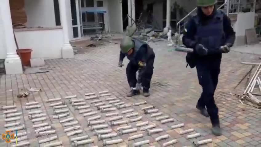 Ukrainian "Emergency Rescue Detachment" relesed a video of a bomb dropped by the Russians in Zatoka