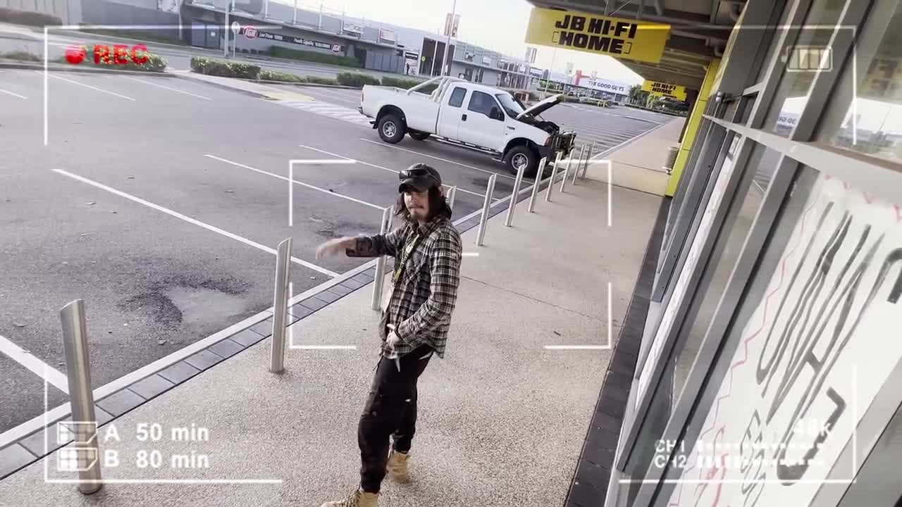 Every JB-HIFI Worker Ever... _ Garn.