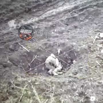A Ukrainian drone hits two Russian soldiers in a crater but does not detonate