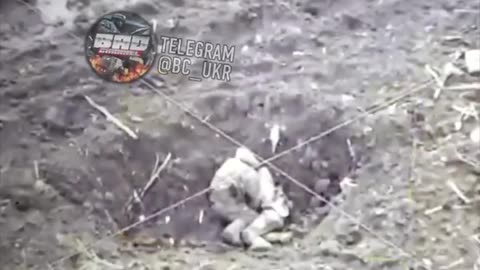 A Ukrainian drone hits two Russian soldiers in a crater but does not detonate