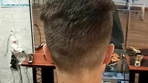 Bonito corte de pelo para hombres.