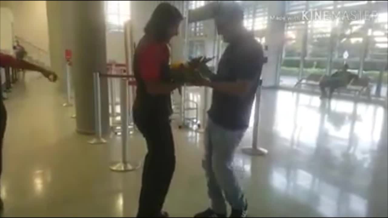 La inusual propuesta de matrimonio en pleno Aeropuerto de Barrancabermeja