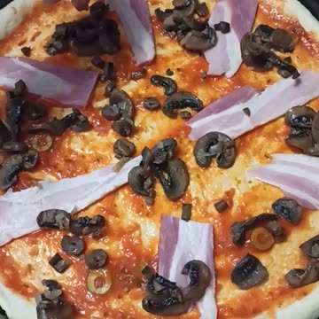 Topping pizza with mashrooms