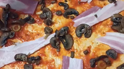 Topping pizza with mashrooms