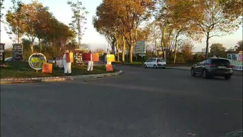 LEs Masques Blancs Lyon ACtion Pancartes sur le RP du QG des GJ Feyssine le 6 Novembre. 2021