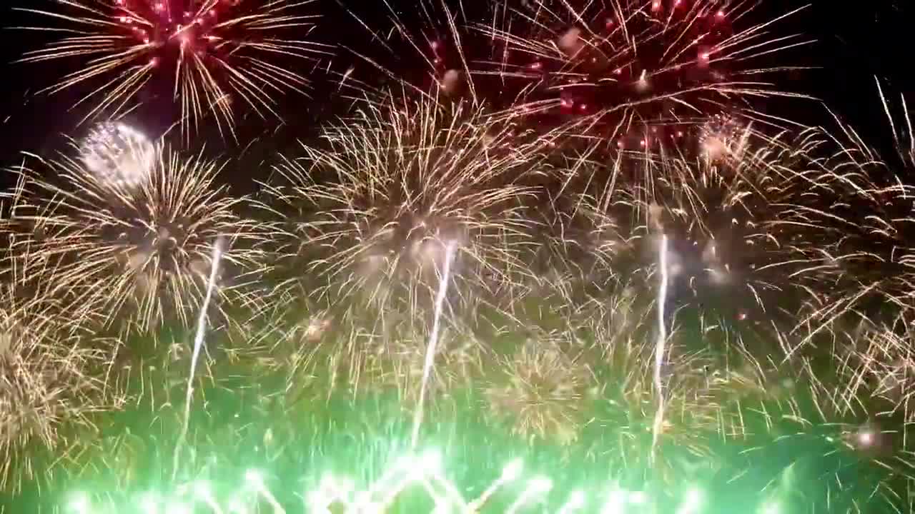 How beautiful the fireworks are! Just listen to the amazing sound on the spot